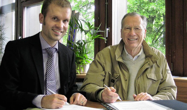 Brgermeister Christian Ante (links) u... Richard Hopman bei der Unterschrift.   | Foto: Privat