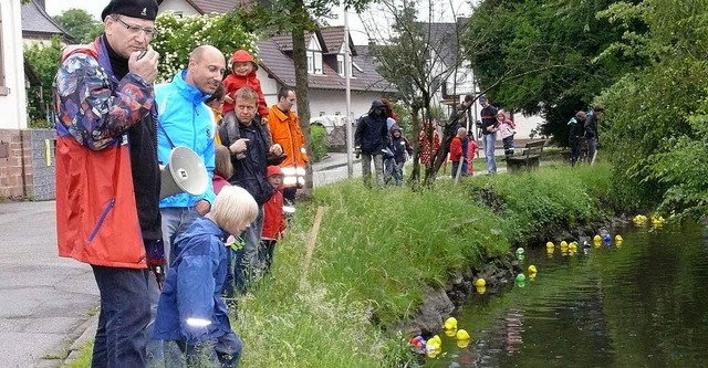 Markus Braun (links) kommentierte am S...st der Kinderwettbewerb im Gange.       | Foto: alfred arbandt
