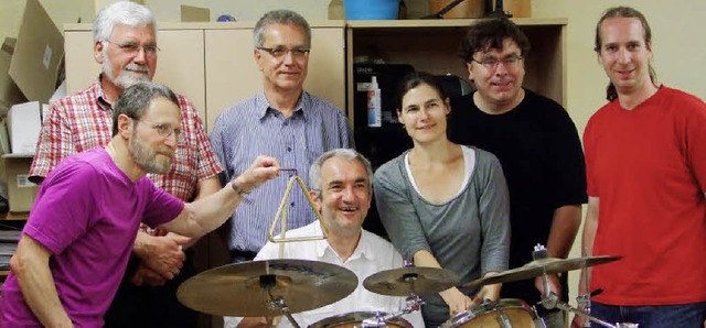 Gruppenbild mit Dame: Am Drumset Gerd ... Perkussionslehrer Markus Niethammer.   | Foto: Martina David-Wenk