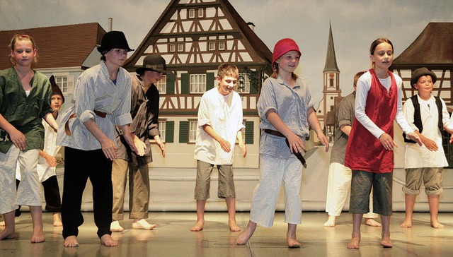 Tanzend auf der Bhne dabei: Schlerin...nd Schler der Ferdinand Ruska-Schule.  | Foto: Sandra Decoux-Kone