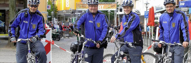 Ebenfalls auf zwei Rdern im Einsatz: ...taffel der Bereitschaftspolizei Lahr.   | Foto: Fotos: P.  HEck/R. Ullmann