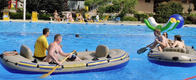 Eine wackelige Angelegenheit: Viel Spa... die Besucher auf den Schlauchbooten.   | Foto: NORBERT SEDLAK