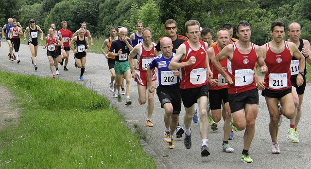 550 Luferinnen und Lufer strmen von...s Ziel auf der Passstrae als Achter.   | Foto: Winfried Stinn