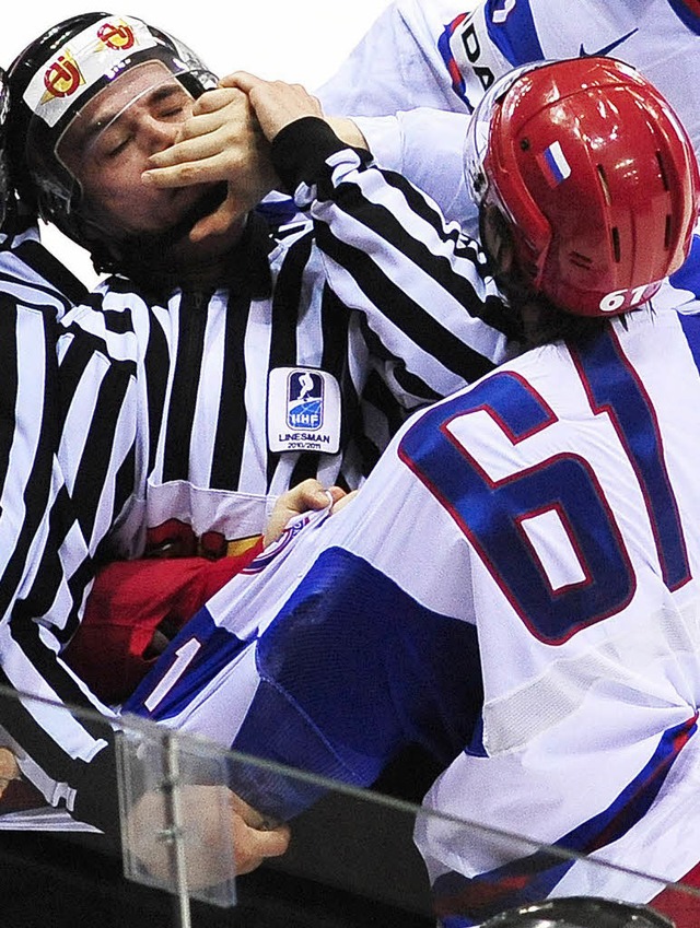 Eishockey-Schiedsrichter leben  gefhr...drei zwischen Tschechien und Russland.  | Foto: afp/dpa