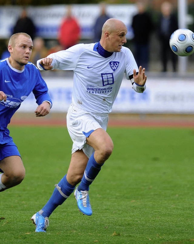 Fabian Kluge vom SV Weil (rechts), hie...te den Fhrungstreffer fr die Gste.   | Foto: Schn