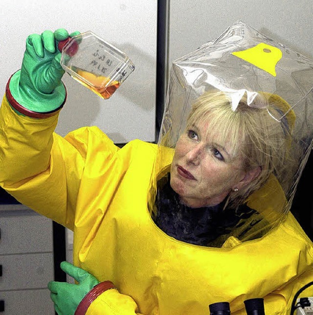Wissenschaftlerin untersucht Ebola-Virus  | Foto: usage Germany only, Verwendung nur in Deutschland
