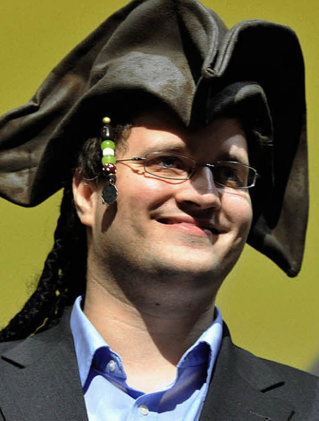 Der neue Chef der Piratenpartei: Sebastian Nerz mit Dreispitz  | Foto: dpa