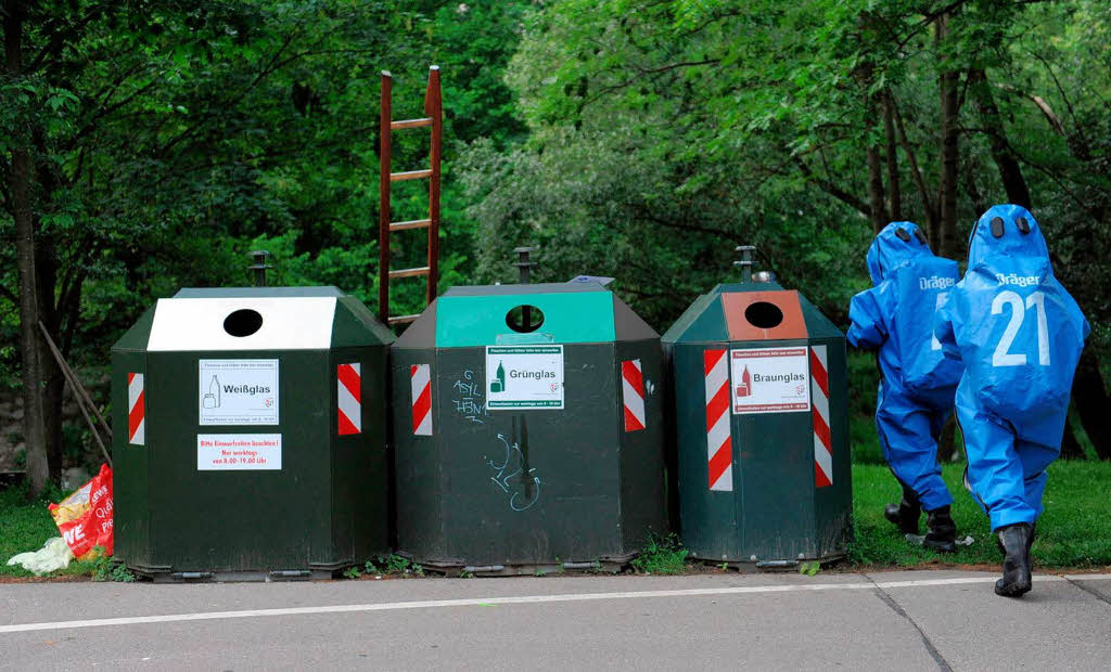 Spezialisten der Freiburger Berufsfeuerwehr waren am Sonntagabend in der Hindenburgstrae im, Freiburger Stadtteil Oberau im Einsatz, um hochgiftige Substanzen zu bergen. Die Polizei sucht derweil nach dem Urheber.