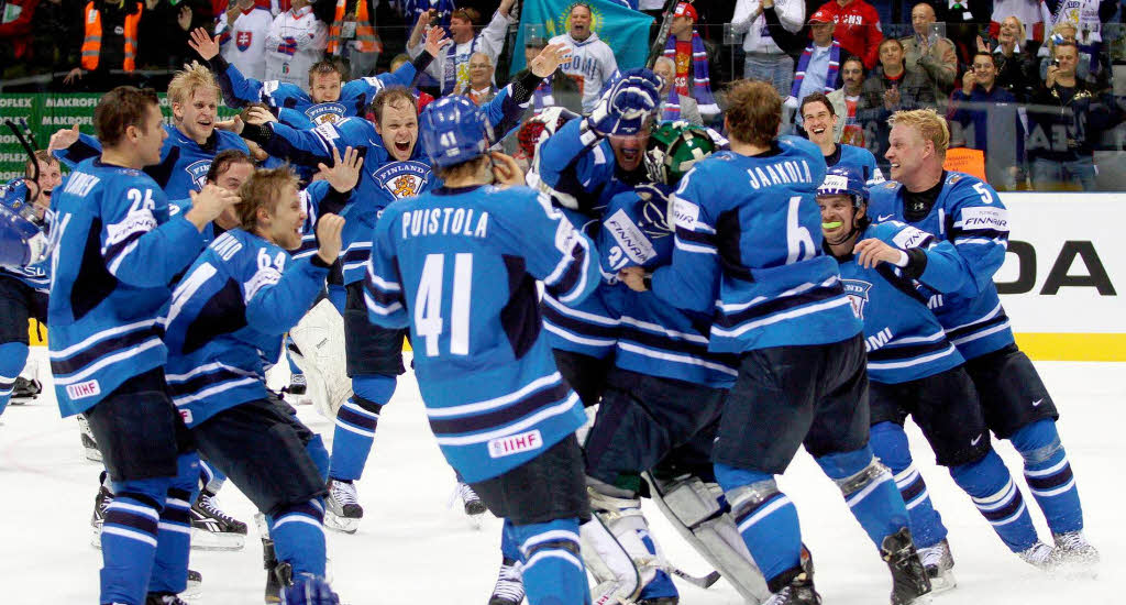 100.000 Sportfans jubelten in der Heimat – Spieler und Offizielle lieen es auf dem Eis in Bratislava krachen: Finnland ist Eishockey-Weltmeister 2011. Eine berraschung.
