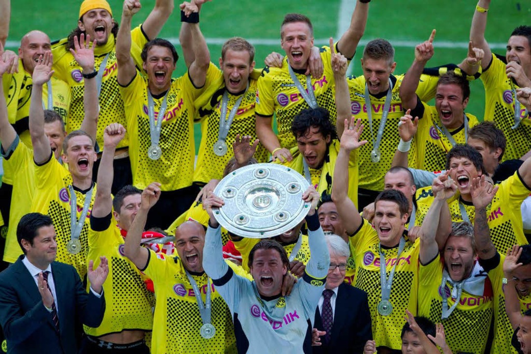 Am Ziel: Die Spieler von Borussia Dortmund mit der Meisterschale.  | Foto: dpa