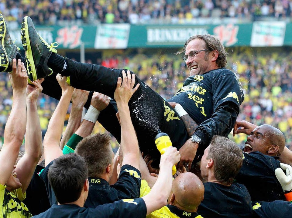Die Spieler feiern ihren Trainer Jürgen Klopp.  | Foto: dpa