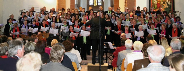 Die 100 Sngerinnen und Snger des Pro...n&#8220; beim Auftritt in Kippenheim.   | Foto: Sandra Decoux-Kone