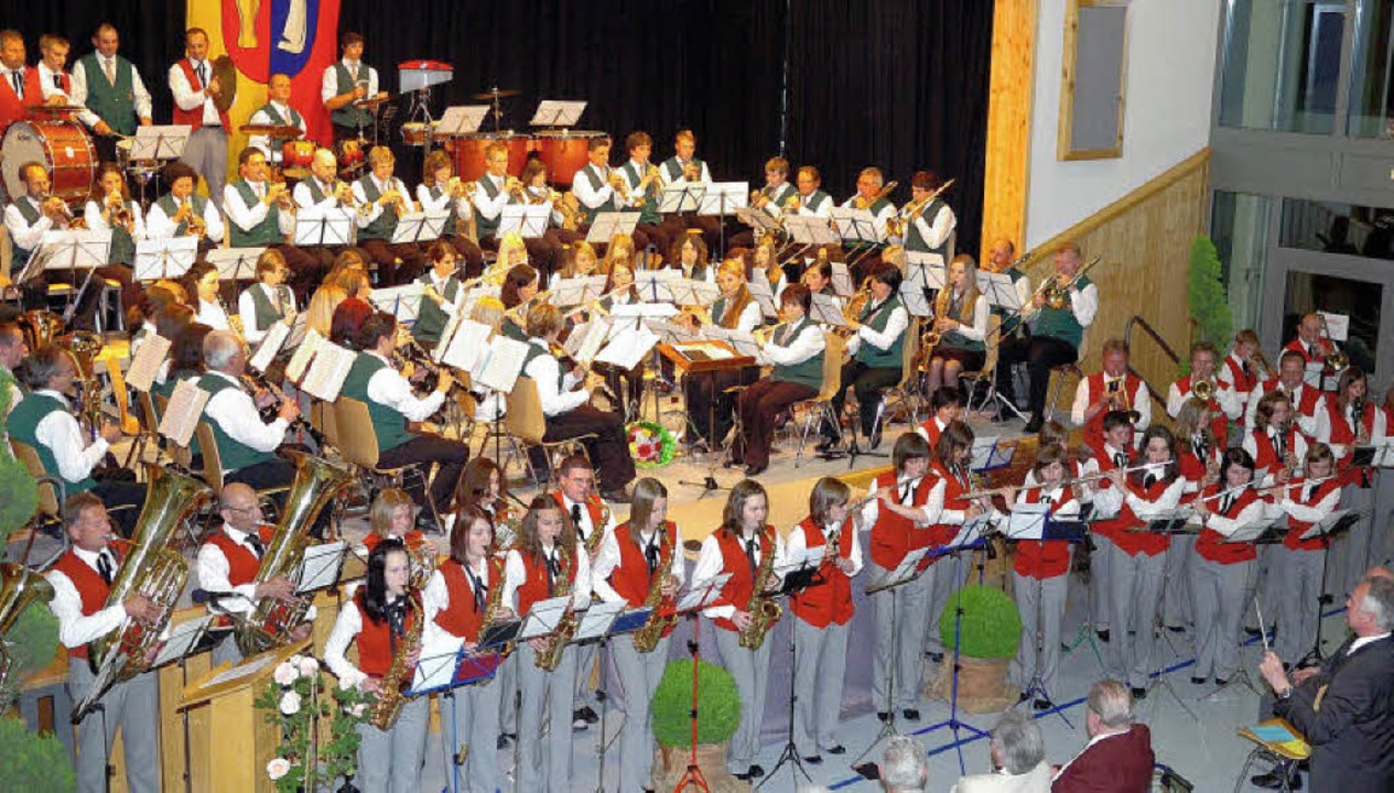 Der gemeinsame Auftritt der Musikverei...de Abschluss des gemeinsamen Konzerts.  | Foto: Jrgen Schweizer