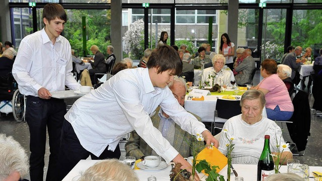 Wie es Tradition ist, servieren Schle... Senioren beim Bromerfest das Essen.   | Foto: Stefan Merkle