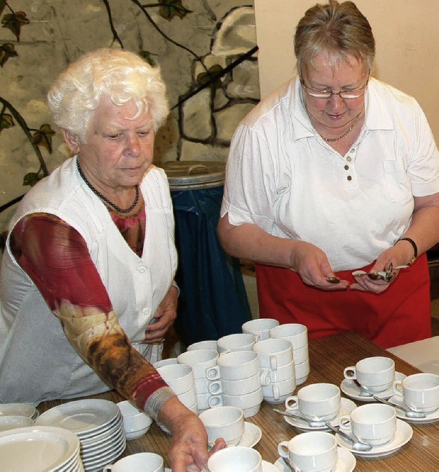 Die katholische Frauengemeinschaft ver...e Gste bestens mit Kaffee und Kuchen.  | Foto: Juliane Khnemund