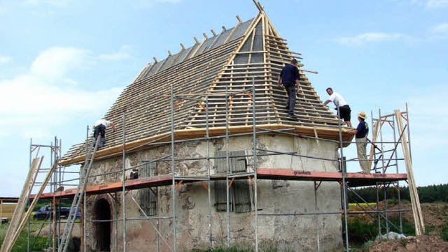 Aufs Kirchendach stiegen die Handwerke...maufbau und die Schindeleindeckung an.  | Foto: Christa Maier