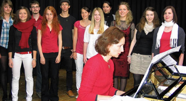 Musikschler sangen und spielten fr d...ophen,    begleitet von Arina Aartsen   | Foto: Eva Weise