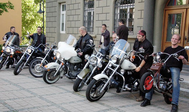 Kleine und groe Motorrder parkten be...no des Frauenvereins vor dem Rathaus.   | Foto: Barthmes