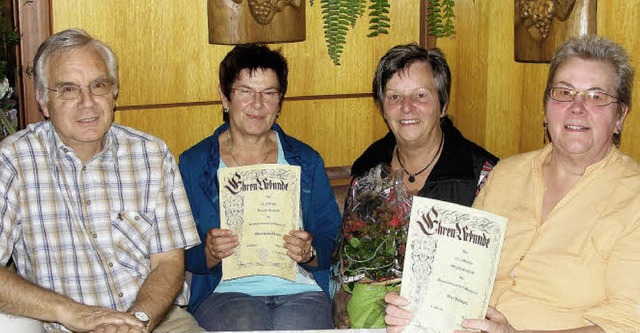 Der Vorsitzende Gnther Schmidt (links...erin Erika Feser (zweite von rechts).   | Foto: Tina Httich