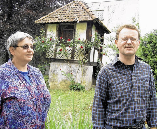 Vor dem historischen Gartenhaus neben ...e der Ehemaligen zur Restaurierung.     | Foto: Gerard