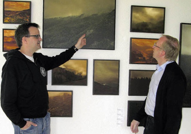 Florian Richter (links) erklrt seine ...ums Museumsleiter Robert Rosenfelder.   | Foto: Ulrike Spiegelhalter