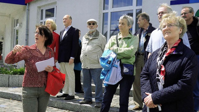 Eveline Klein Links vorne) wusste viel ber Rheinfeldens Gebude zu berichten.   | Foto: Deborah Kallee