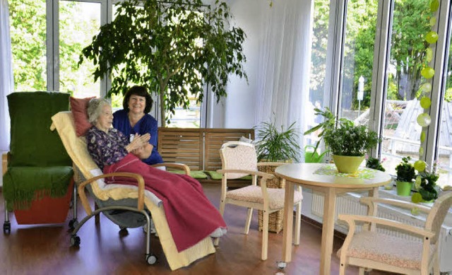 Elke Schmid, Gerontopsychiatriefachkraft, mit einer Pflegeoase-Bewohnerin.   | Foto: Martina Weber-Kroker