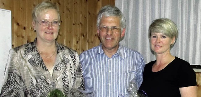 Norbert Viereck dankt der scheidenden ... Prger (rechts) fr ihre  Mitarbeit.   | Foto: Albert Greiner