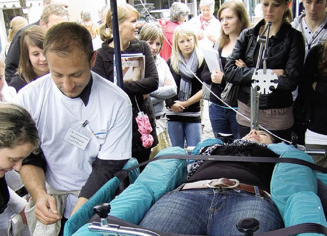 In Aktion: Pfleger demonstrieren ihre ...etag auf dem Bad Krozinger Lammplatz.   | Foto: Rainer Ruther