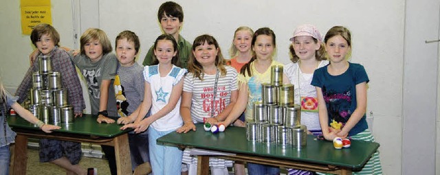 Die Klasse 4b organisierte beim Schulfest einen Wettbewerb im Dosenwerfen.  | Foto: hans-jochen voigt