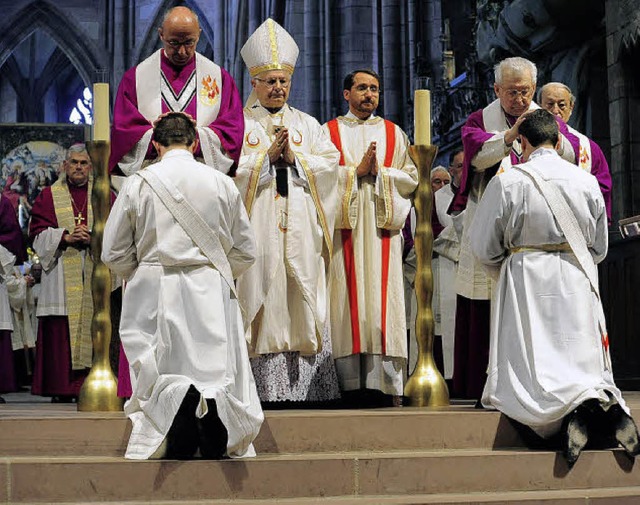 Priesterweihe durch Handauflegen im Fr...er: Rechts Hannes Rmmele aus Schnau.  | Foto: Thomas Kunz