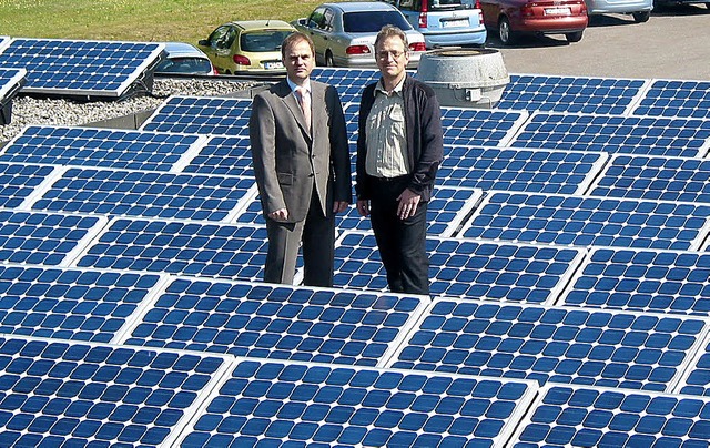 Siegfried Pflger und Karl-Heinz Matt ...Stadtwerken inmitten der Solarpracht.   | Foto: stefan sahli