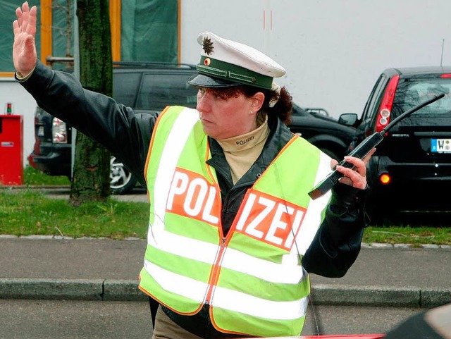 Eine Polizeifreiwillige regelt  den Verkehr. (Archivbild)  | Foto: dpa