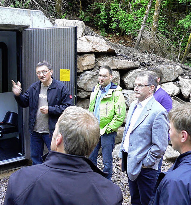 Bauhofmitarbeiter Erwin Volk (links) e...Ratsmitgliedern die Wasserversorgung.   | Foto: Kurt Meier