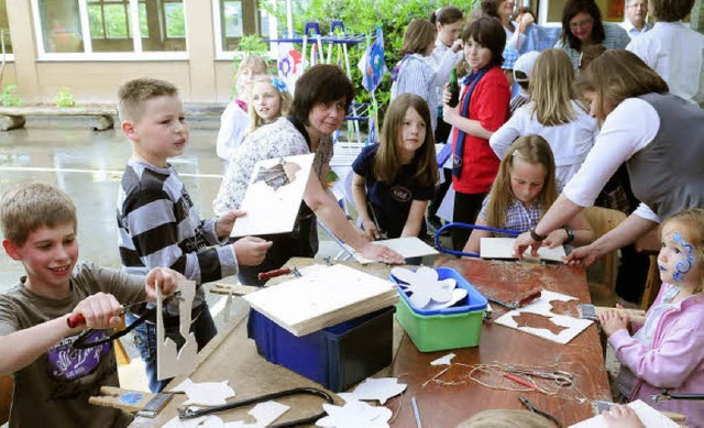 Kreativ und aktiv: Kinder in der Turnhalle beim Schulfest  | Foto: wolfgang knstle