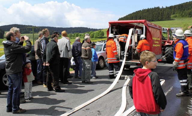 Gro war das Interesse der Besucher am neuen Tragkraftspritzenanhnger.   | Foto: Gert Brichta