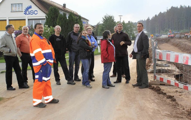 Im Zeitplan befinden sich die Arbeiten... und Bauleiter an Ort und Stelle um.    | Foto: GERT BRICHTA