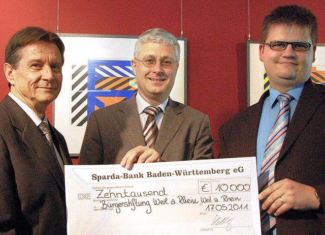 Eine Zustiftung in Hhe von 10 000 Eur...rdinator Ottmar Schmidt (von rechts).   | Foto: Jochen Fillisch