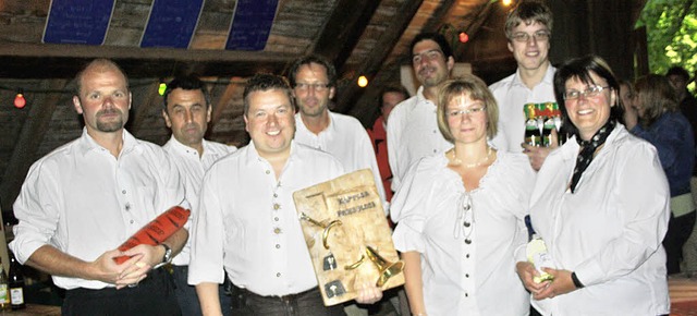 Die &quot;Kappler Dorfblari&quot; gewa...ahmen den Wanderpokal mit nach Hause.   | Foto: Inken Kramer