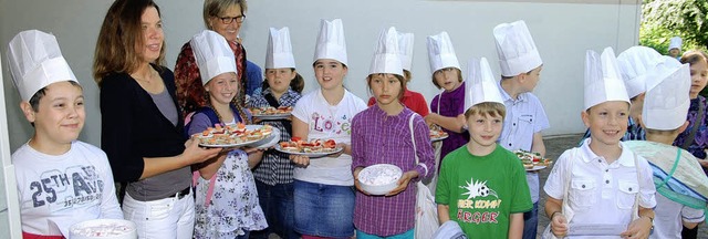 Lecker und selbst gemacht: Kinder der ...itet. Stolz zeigten sie das Ergebnis.   | Foto: Voigt