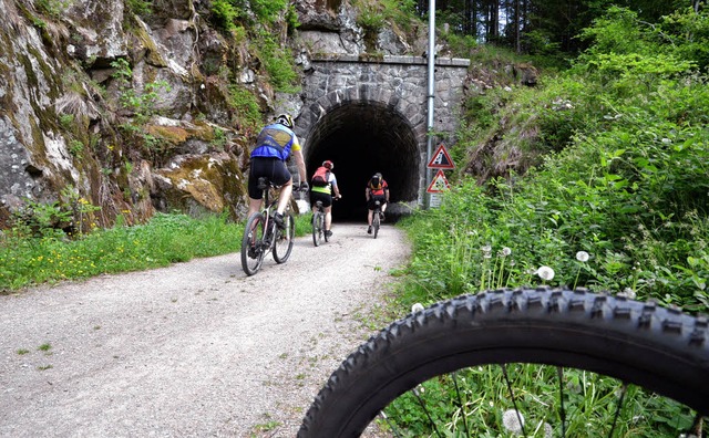 Auf dem Weg nach Zell geht es  auf der... Todtnauerli auch durch einen Tunnel.   | Foto: Reich