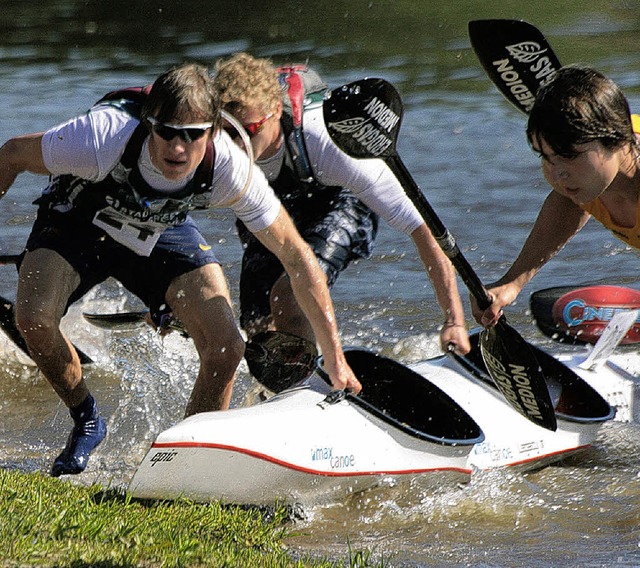 Hochrhein PaddlerRobin Eschbach (recht...r Max Hauptmann landen zur Portage an.  | Foto: Jrg Kaltenbacher