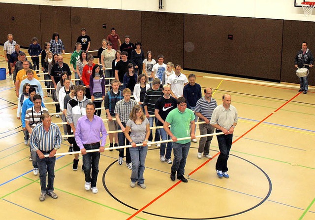 Wenn man sich an Dachlatten festhalten...eichzeitig musizierend funktionieren.   | Foto: Stadtmusik Neustadt