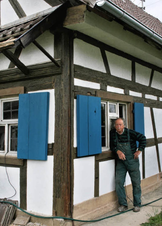 Herzblut fr altes Gemuer: Gunther Lehmann vor seinem Haus Schmidtenstrae 1  | Foto: m. frenk