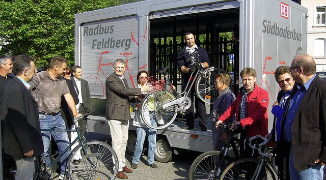 Start in Zell zur ersten Fahrt mit dem...rg:  Landrat Schneider beim Einladen.   | Foto: Landratsamt