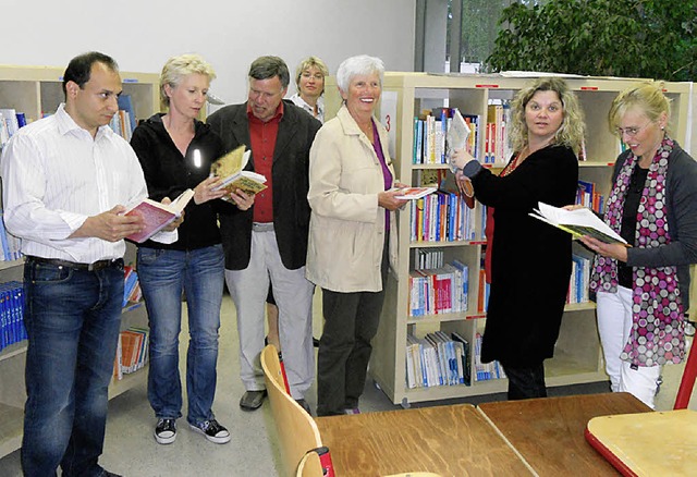 Stolz auf die  neue Schulbcherei in F...her und Mitglieder des Frdervereins.   | Foto: Paul Berger