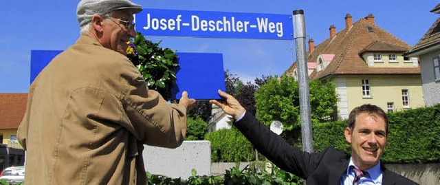 Ewald Kaiser (links) und  Brgermeiste...t Kapellenbach neben der Feldkapelle.   | Foto: Albert Greiner