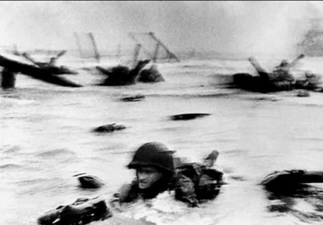 Robert Capa: US-Truppen landen am Omaha Beach, Normandie, 6. Juni 1944   | Foto: verlag