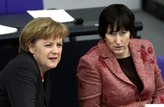 Bundeskanzlerin Angela Merkel (CDU, l)... Debatte ber das Renteneintrittsalter  | Foto: Verwendung weltweit, usage worldwide