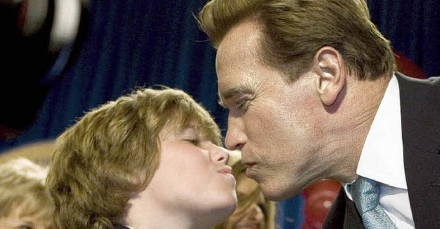 Arnold Schwarzenegger ksst bei der Si...ter eines unehelichen Kindes zu sein.   | Foto: dpa